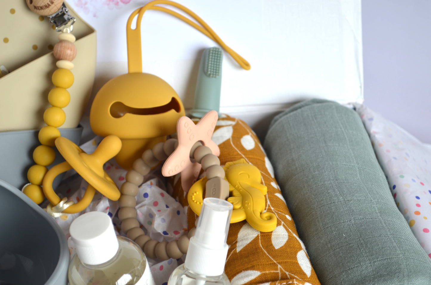 Esenciales para bebé en tonos mostaza y gris, adornados con la dulzura de la naturaleza y amigables criaturas del bosque, esperan para dar la bienvenida al nuevo miembro de la familia.