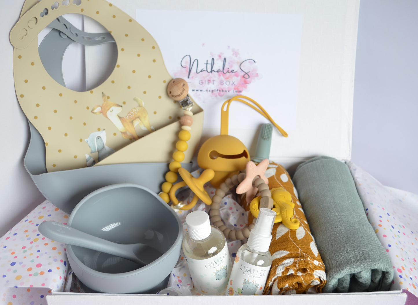 Esenciales para bebé en tonos mostaza y gris, adornados con la dulzura de la naturaleza y amigables criaturas del bosque, esperan para dar la bienvenida al nuevo miembro de la familia.