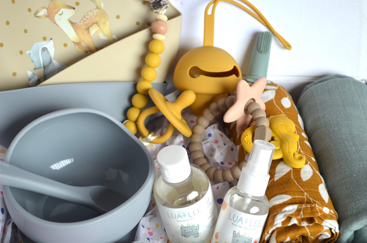 Esenciales para bebé en tonos mostaza y gris, adornados con la dulzura de la naturaleza y amigables criaturas del bosque, esperan para dar la bienvenida al nuevo miembro de la familia.
