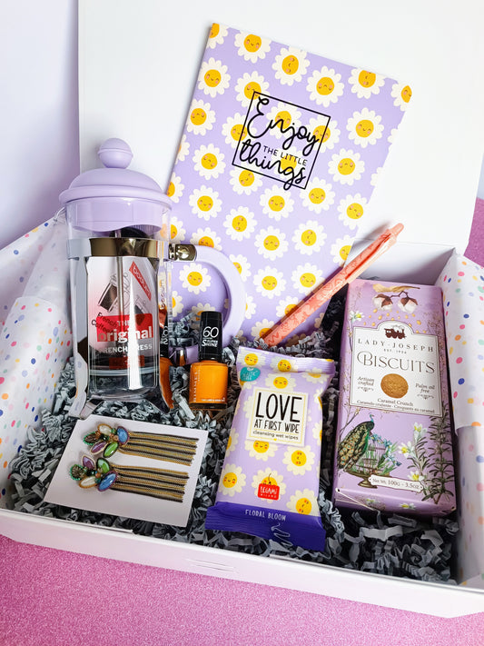Caja de regalo lila y margaritas