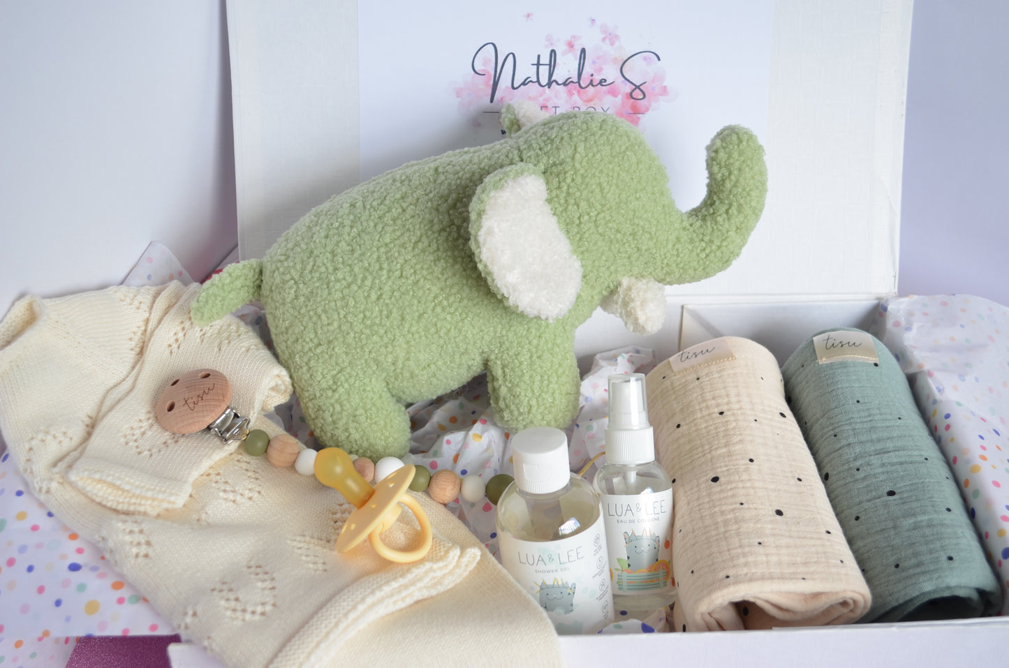 Recuerdos en beige y verde. Nuestra caja de regalo "Canastilla de Ensueño”, cuidadosamente seleccionada. Cada artículo ha sido elegido con cariño para brindar comodidad y estilo. Esta caja de regalo es adecuada tanto para el verano como para el invierno, lo que la convierte en una excelente opción para cualquier época del año.