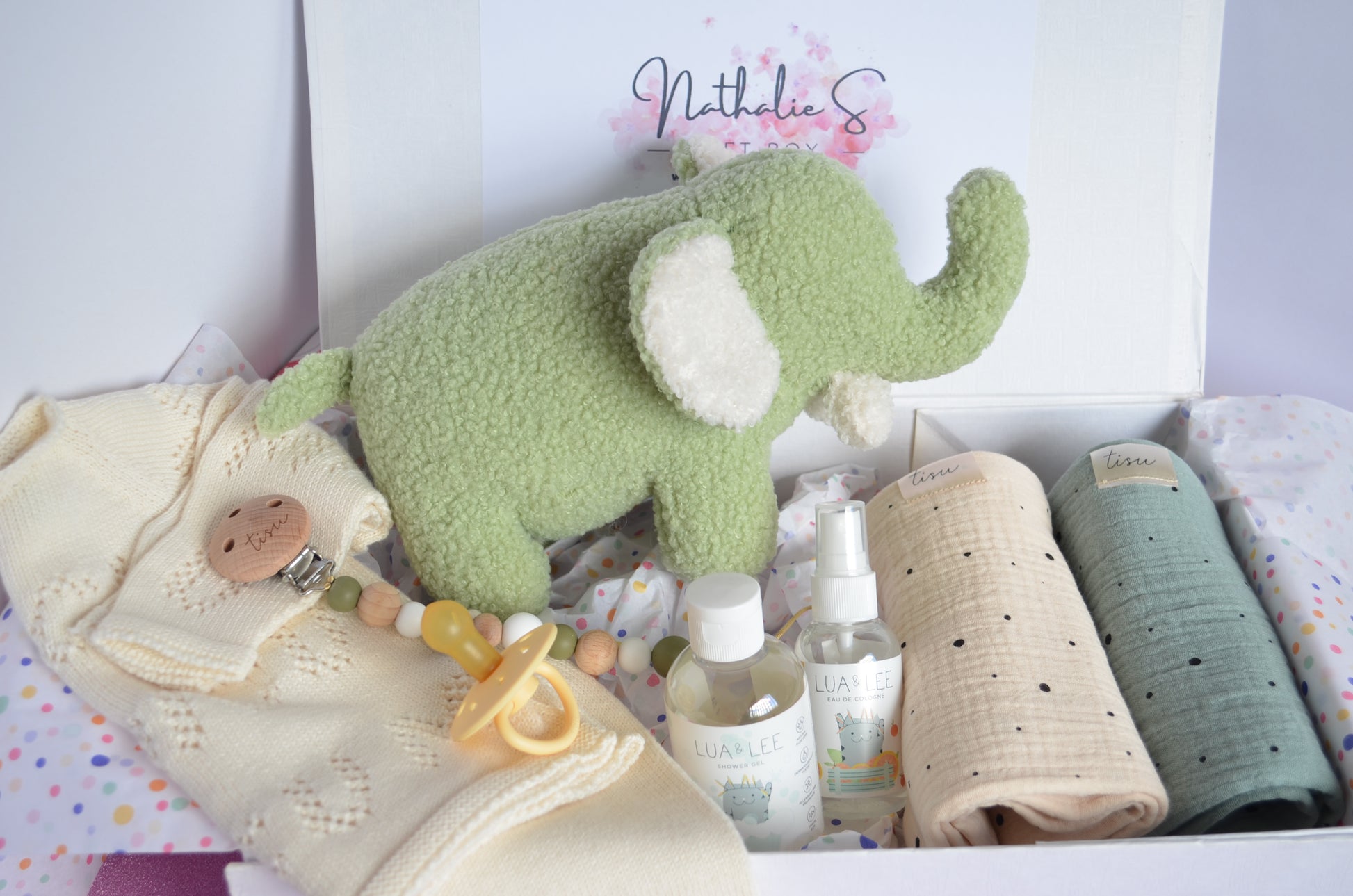 Recuerdos en beige y verde. Nuestra caja de regalo "Canastilla de Ensueño”, cuidadosamente seleccionada. Cada artículo ha sido elegido con cariño para brindar comodidad y estilo. Esta caja de regalo es adecuada tanto para el verano como para el invierno, lo que la convierte en una excelente opción para cualquier época del año.