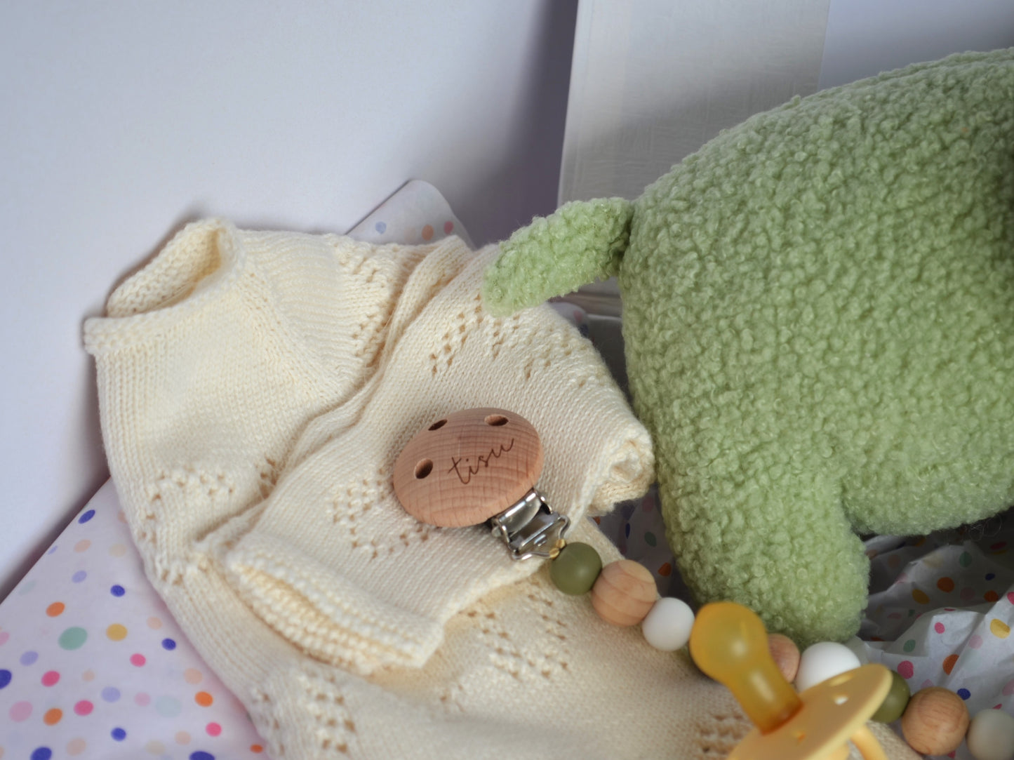 Recuerdos en beige y verde. Nuestra caja de regalo "Canastilla de Ensueño”, cuidadosamente seleccionada. Cada artículo ha sido elegido con cariño para brindar comodidad y estilo. Esta caja de regalo es adecuada tanto para el verano como para el invierno, lo que la convierte en una excelente opción para cualquier época del año.