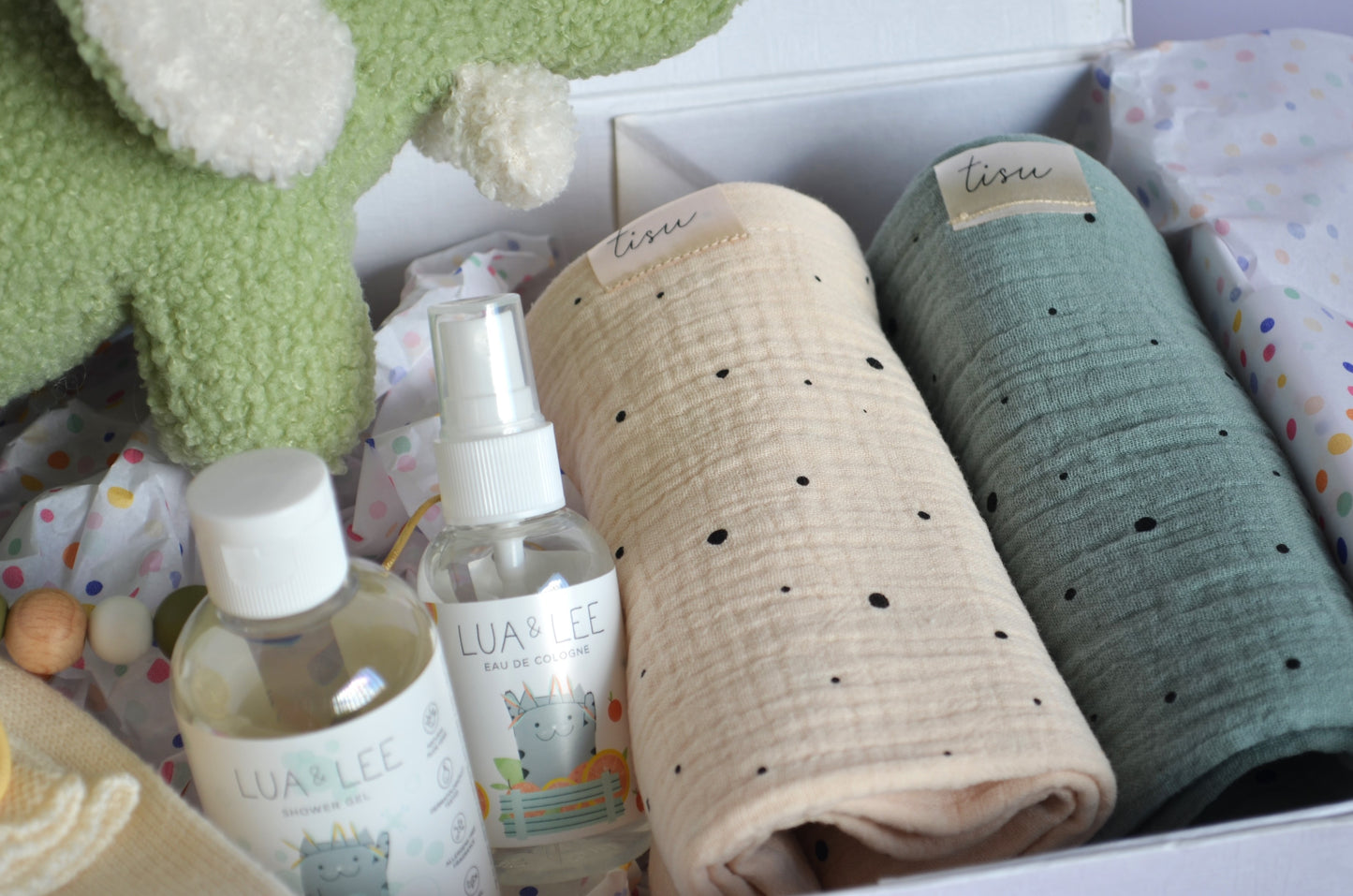 Recuerdos en beige y verde. Nuestra caja de regalo "Canastilla de Ensueño”, cuidadosamente seleccionada. Cada artículo ha sido elegido con cariño para brindar comodidad y estilo. Esta caja de regalo es adecuada tanto para el verano como para el invierno, lo que la convierte en una excelente opción para cualquier época del año.