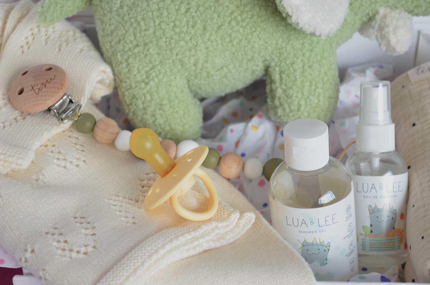 Recuerdos en beige y verde. Nuestra caja de regalo "Canastilla de Ensueño”, cuidadosamente seleccionada. Cada artículo ha sido elegido con cariño para brindar comodidad y estilo. Esta caja de regalo es adecuada tanto para el verano como para el invierno, lo que la convierte en una excelente opción para cualquier época del año.