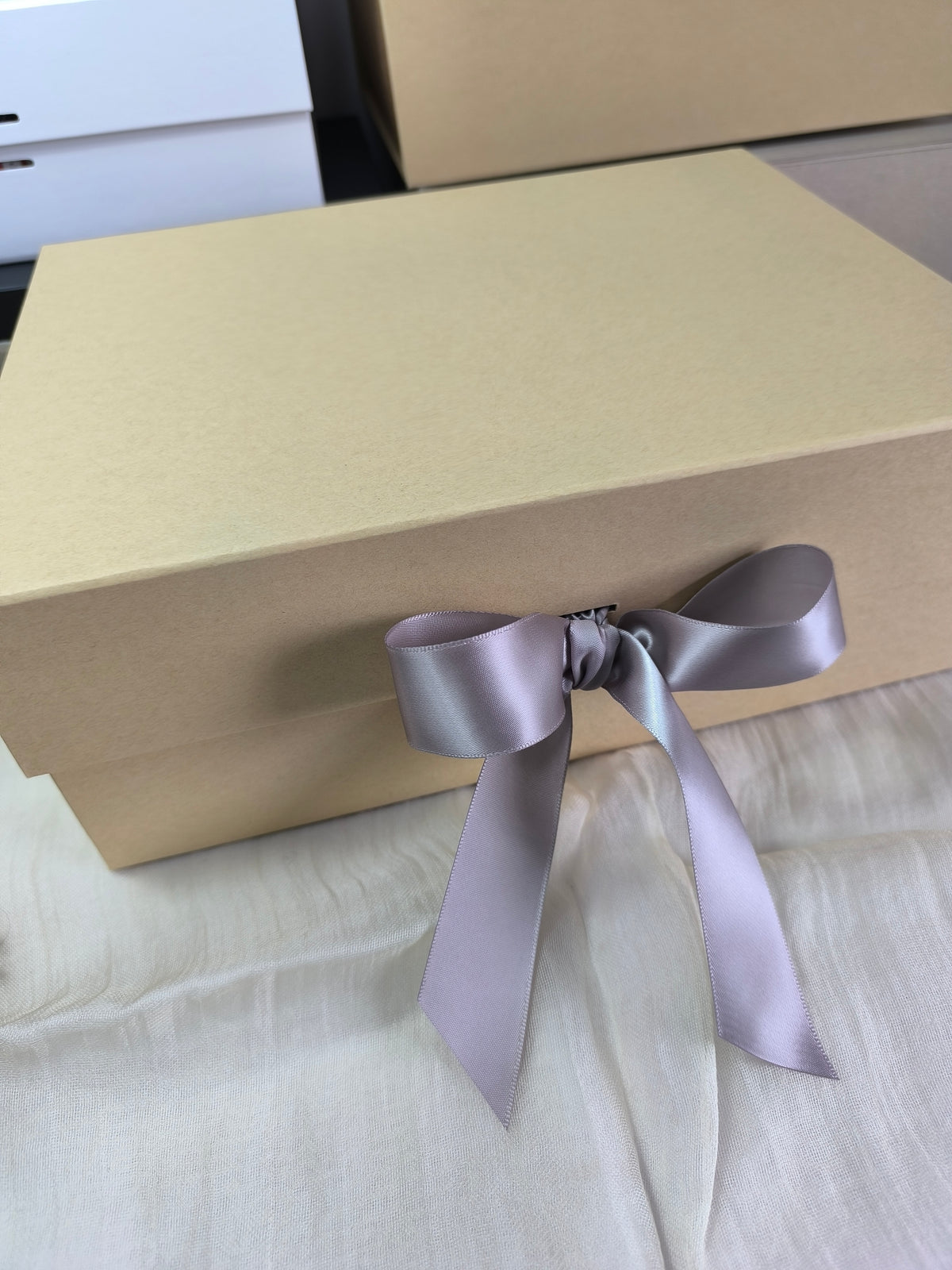 Caja de regalo color Kraft con lazo