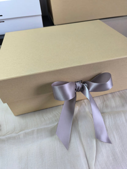 Caja de regalo color Kraft con lazo