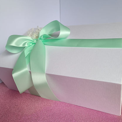 Caja de regalo blanca con tapa magnética y cinta de raso o grossgrain