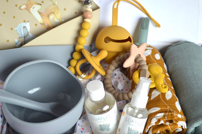 Regalos esenciales para bebé en tonos mostaza y gris